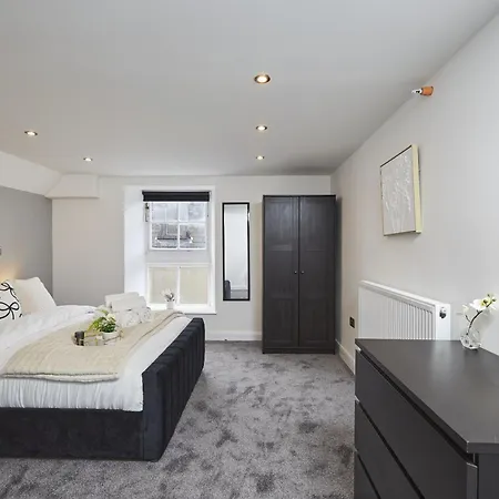 Hayy Signature Collection * Bradford (West Yorkshire)